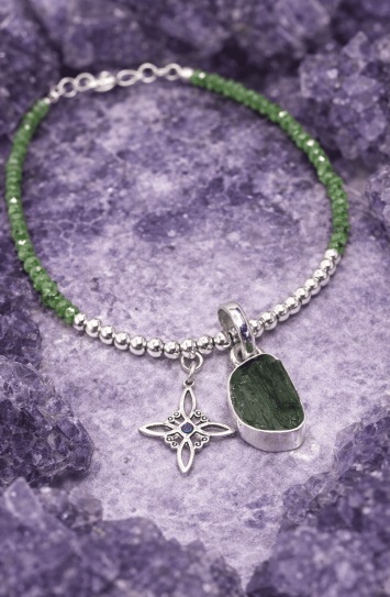 Todos los beneficios y propiedades de la moldavita